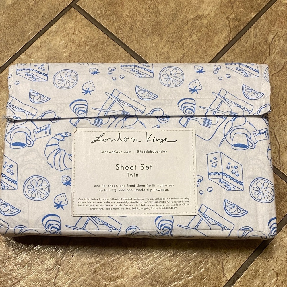London Kaye Twin Sheet Set with Blue Illustrations Cottage Strawberry